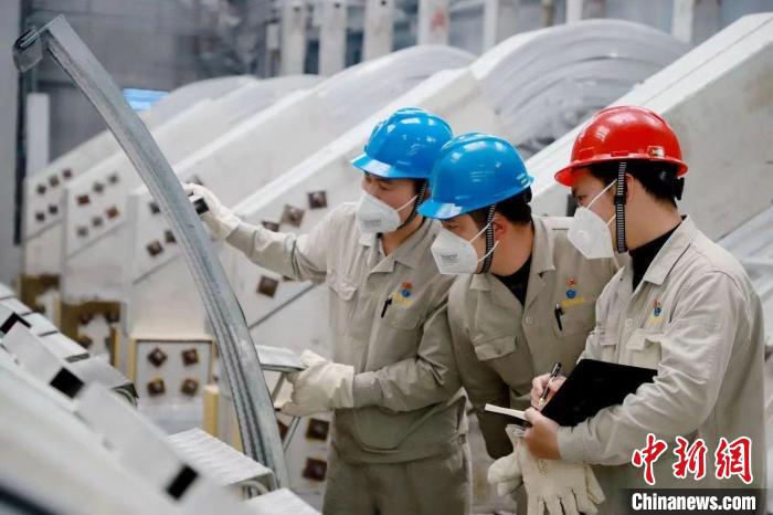 圖為來賓市一家鋁企業里工人忙碌工作。　來賓市工業園區供圖